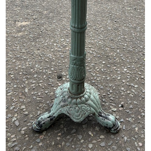 129 - AN IRON GREEN PAINTED GARDEN TABLE WITH CIRCULAR MARBLE TOP, 

70cm x 50cm