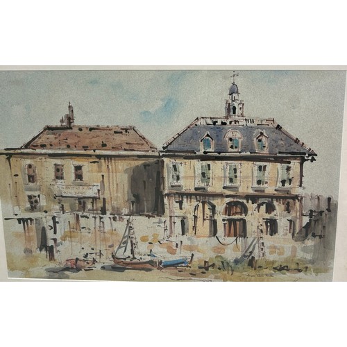 48 - GERALD EDWIN TUCKER: A WATERCOLOUR PAINTING ON PAPER DEPICTING 'THE CUSTOM HOUSE, KINGS LYNN, NORFOL... 