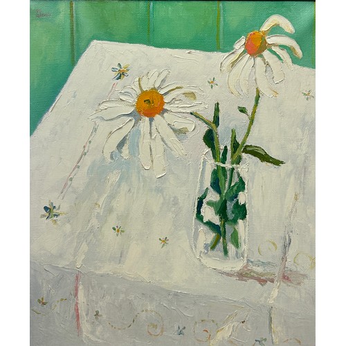 4 - JOHN PAWLE (1915-2010): AN OIL PAINTING ON CANVAS DEPICTING DAISY FLOWERS IN A GLASS VASE ON A TABLE... 