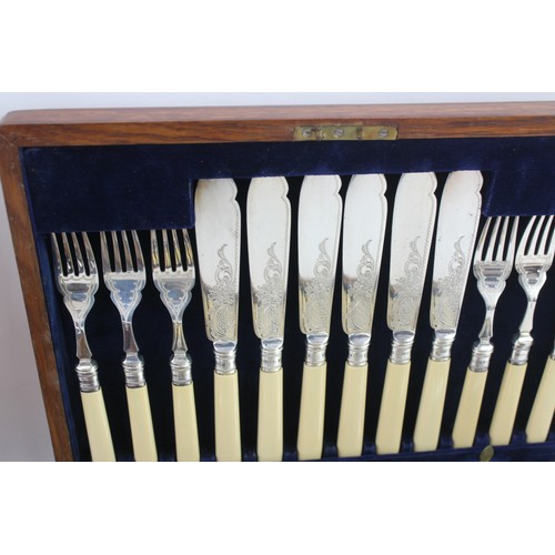 873 - A VINTAGE CUTLERY SET BATTLE AXE 45/24 FISH WOODEN CANTEEN (2),