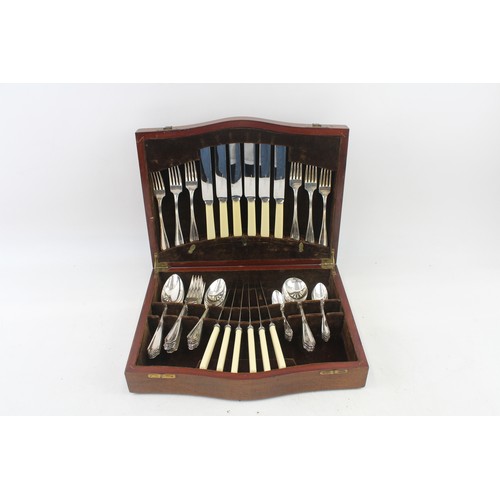 872 - A VINTAGE CUTLERY SET COMMUNITY STAINLESS STEEL SHEFFIELD T2 PIECE WOODEN CANTEEN,