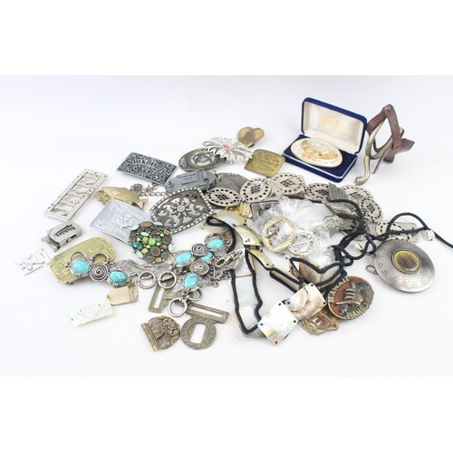 868 - A COLLECTION OF BELT BUCKLES (QTY),