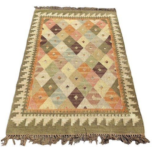 882 - A TURKISH DESIGN CARPET, 

190cm x 127cm