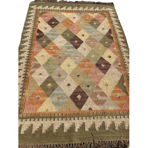 882 - A TURKISH DESIGN CARPET, 

190cm x 127cm