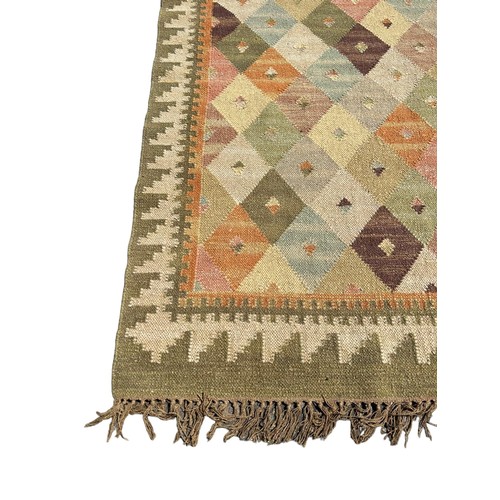 882 - A TURKISH DESIGN CARPET, 

190cm x 127cm