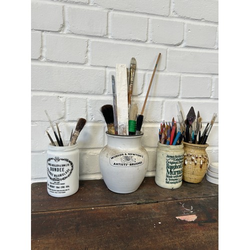 126 - GEOFFREY DICKINSON: PERSONAL ARTIST'S DESK AND CONTENTS TO INCLUDE PAINT BRUSHES, PAINT POTS, BRUSH ... 