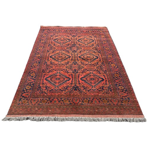 886 - A LARGE PERSIAN DESIGN CARPET, 

300cm x 205cm