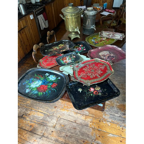 55 - A COLLECTION OF TOLEWARE AND OTHER TRAYS ALONG WITH TWO SAMOVARS,