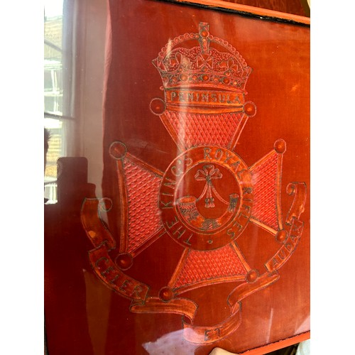 73 - MILITARIA INTEREST: PENINSULA, THE KINGS ROYAL RIFLES RED VELVET INSIGNIA ALONG WITH TWO SHELL WORK ... 