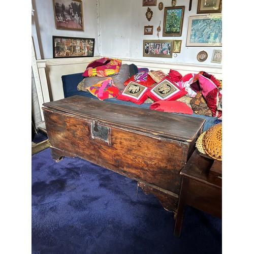 80 - AN EARLY 18TH CENTURY OAK COFFER, 

125cm x 61cm x 42cm