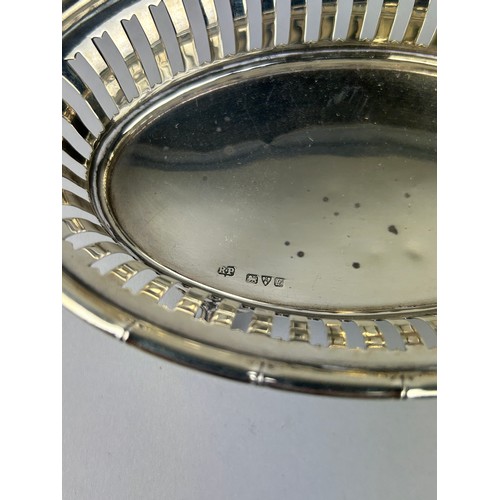 121 - A SILVER TRAY ALONG WITH A SILVER DISH (2),

Weight: Large tray 301gms Dish 80gms 

Total weight: 38... 