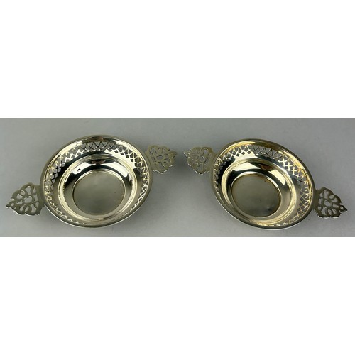 123 - A PAIR OF SILVER DISHES, 

Total weight: 61gms