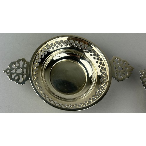 123 - A PAIR OF SILVER DISHES, 

Total weight: 61gms