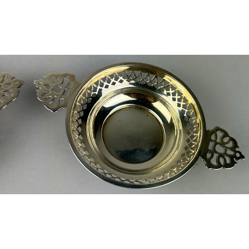 123 - A PAIR OF SILVER DISHES, 

Total weight: 61gms