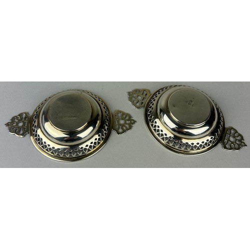 123 - A PAIR OF SILVER DISHES, 

Total weight: 61gms