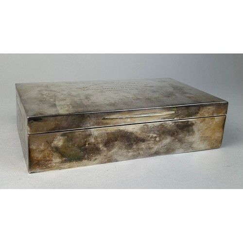 125 - A LARGE SILVER BOX MARKED FOR GOLDSMITHS AND SILVER SMITHS COMPANY WITH WOODEN INTERIOR AND BLACK LE... 