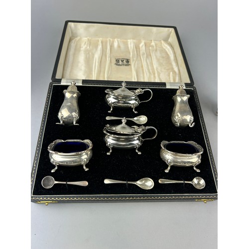 129 - A CASED SILVER CRUET AND SHAKER SET, ALONG WITH TWO SILVER SHAKERS, 

Total silver weight (excluding... 