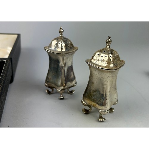 129 - A CASED SILVER CRUET AND SHAKER SET, ALONG WITH TWO SILVER SHAKERS, 

Total silver weight (excluding... 