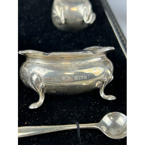 129 - A CASED SILVER CRUET AND SHAKER SET, ALONG WITH TWO SILVER SHAKERS, 

Total silver weight (excluding... 