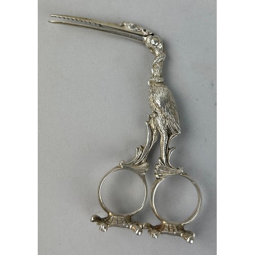 137 - A GERMAN HANAU SILVER STORK UMBILICAL CORD CLAMP, 

Weight: 41gms 

Marked 800.