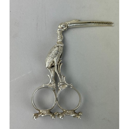 137 - A GERMAN HANAU SILVER STORK UMBILICAL CORD CLAMP, 

Weight: 41gms 

Marked 800.