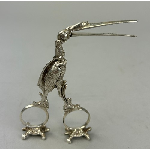 137 - A GERMAN HANAU SILVER STORK UMBILICAL CORD CLAMP, 

Weight: 41gms 

Marked 800.