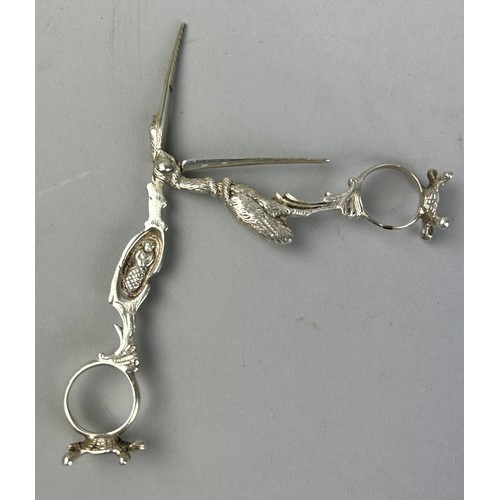 137 - A GERMAN HANAU SILVER STORK UMBILICAL CORD CLAMP, 

Weight: 41gms 

Marked 800.