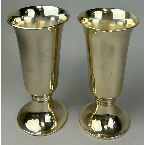 147 - A PAIR OF SILVER CUPS

Weight: 548gms