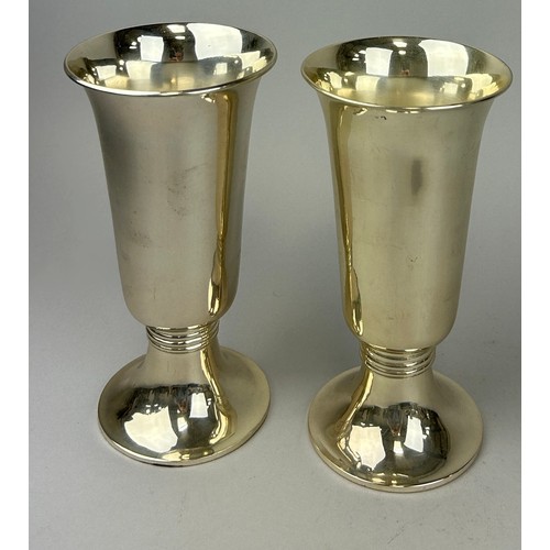 147 - A PAIR OF SILVER CUPS

Weight: 548gms