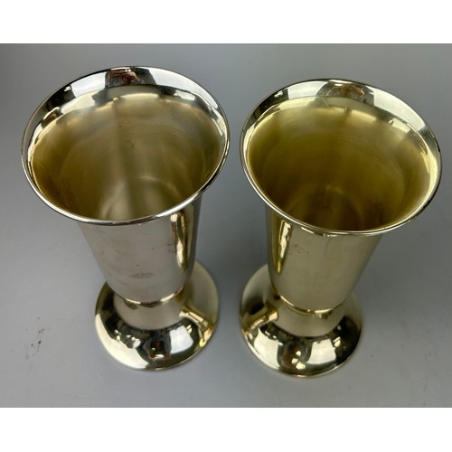 147 - A PAIR OF SILVER CUPS

Weight: 548gms