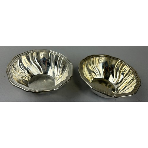 141 - A PAIR OF SILVER DISHES BY POSEN AND POSEN, 

Marked 835. 

Total weight: 232gms