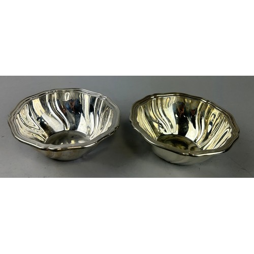 141 - A PAIR OF SILVER DISHES BY POSEN AND POSEN, 

Marked 835. 

Total weight: 232gms