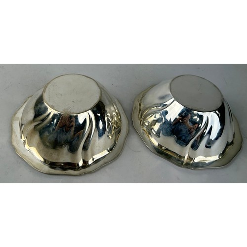 141 - A PAIR OF SILVER DISHES BY POSEN AND POSEN, 

Marked 835. 

Total weight: 232gms