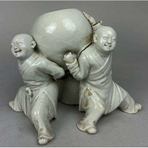 827 - A CHINESE BLANC DE CHINE GROUP DEPICTING THREE FIGURES, 

One broken off. 

13cm H