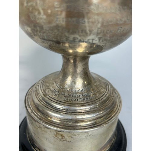 154 - 'THE LADY BUSK CHALLENGE CUP': A SILVER TROPHY CUP FROM UNIVERSITY OF LONDON, 

Inscribed with stude... 