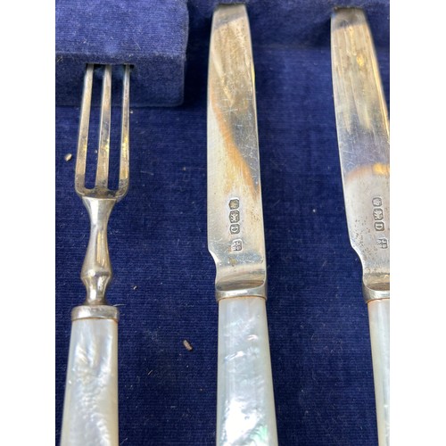 145 - A SILVER AND MOTHER OF PEARL CUTLERY SET MARKED FOR JOHN SANDERSON AND SON LTD, IN A WOODEN BOX WITH... 