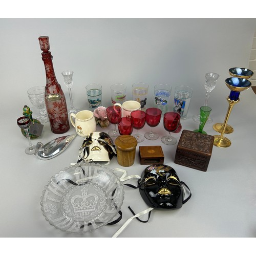 831 - A MIXED LOT OF DECORATIVE ITEMS TO INCLUDE GLASS WARE