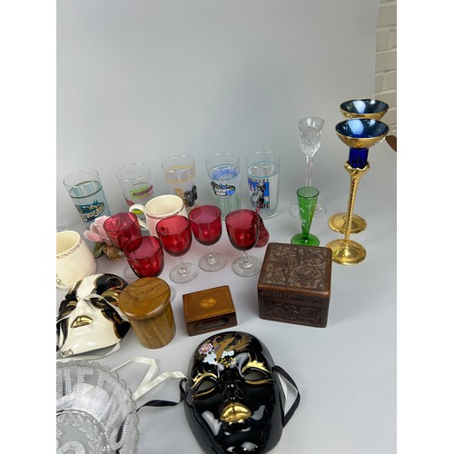 831 - A MIXED LOT OF DECORATIVE ITEMS TO INCLUDE GLASS WARE