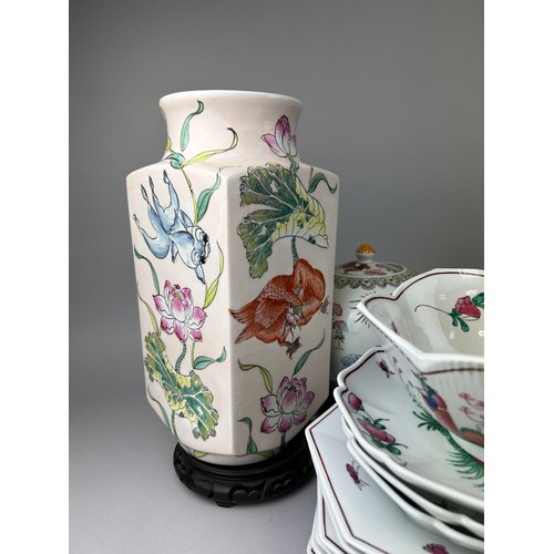 819 - A COLLECTION OF CHINESE CERAMICS TO INCLUDE A LARGE CONG SHAPED VASE ON ROSEWOOD BASE,