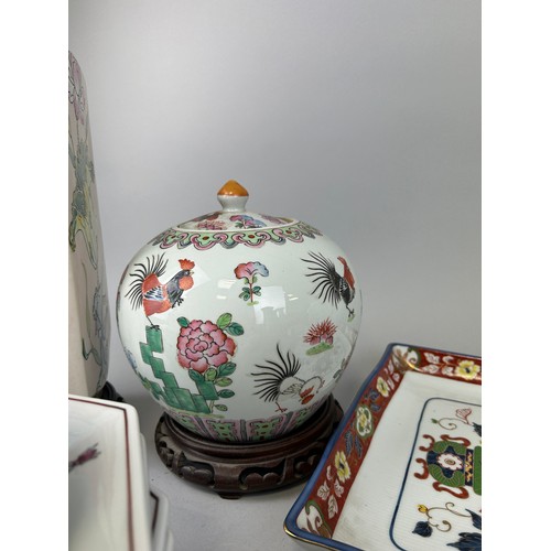 819 - A COLLECTION OF CHINESE CERAMICS TO INCLUDE A LARGE CONG SHAPED VASE ON ROSEWOOD BASE,