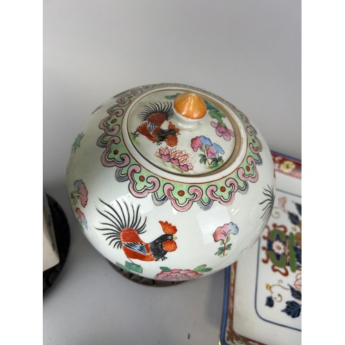 819 - A COLLECTION OF CHINESE CERAMICS TO INCLUDE A LARGE CONG SHAPED VASE ON ROSEWOOD BASE,