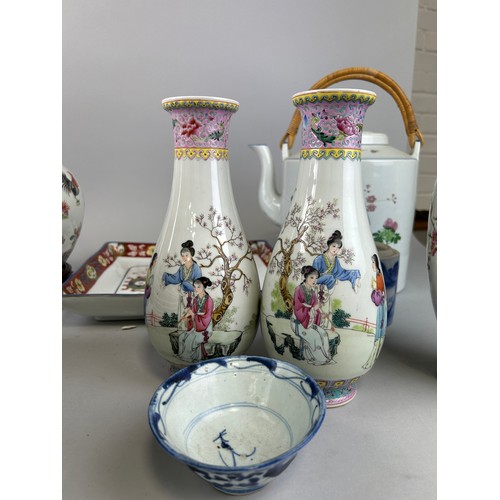 819 - A COLLECTION OF CHINESE CERAMICS TO INCLUDE A LARGE CONG SHAPED VASE ON ROSEWOOD BASE,