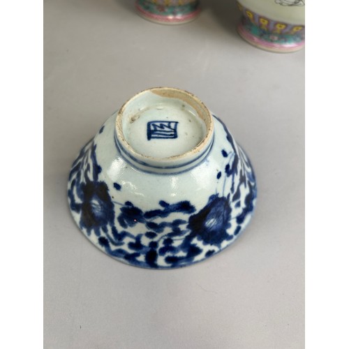 819 - A COLLECTION OF CHINESE CERAMICS TO INCLUDE A LARGE CONG SHAPED VASE ON ROSEWOOD BASE,