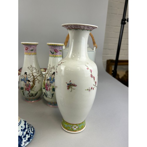 819 - A COLLECTION OF CHINESE CERAMICS TO INCLUDE A LARGE CONG SHAPED VASE ON ROSEWOOD BASE,