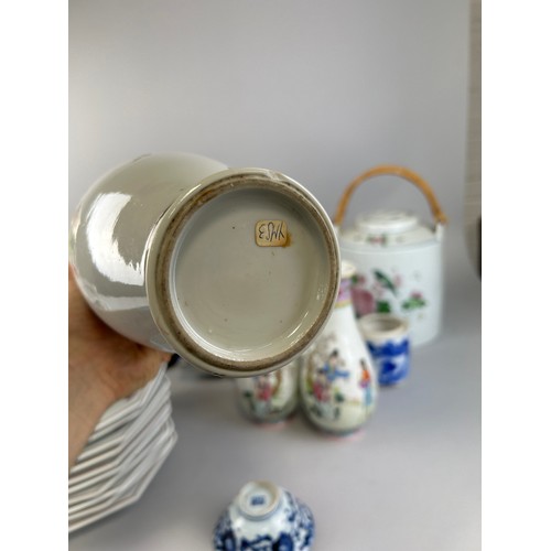 819 - A COLLECTION OF CHINESE CERAMICS TO INCLUDE A LARGE CONG SHAPED VASE ON ROSEWOOD BASE,