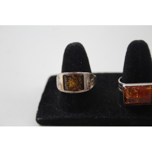 200 - A COLLECTION OF SILVER AND AMBER RINGS INCLUDING MODERNIST,

Weight: 27gms