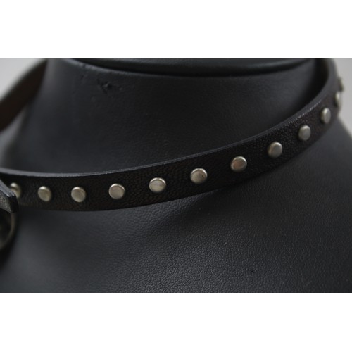 209 - A LEATHER CHOKER NECKLACE WITH SKULL PENDANT BY DESIGNER ALEXANDER MCQUEEN,

Weight: 25gms