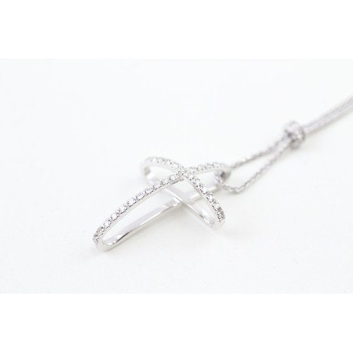 220 - AN 18CT WHITE GOLD DIAMOND SET CROSS PENDANT NECKLACE, 

Weight: 5.4gms