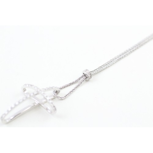 220 - AN 18CT WHITE GOLD DIAMOND SET CROSS PENDANT NECKLACE, 

Weight: 5.4gms