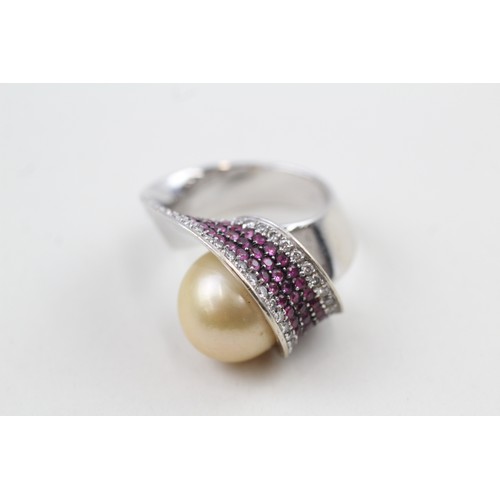 221 - AN 18CT WHITE GOLD, RUBY AND DIAMOND ACCENTED CREAMY CULTURED PEARL COCKTAIL RING, 

Weight: 22.5gms